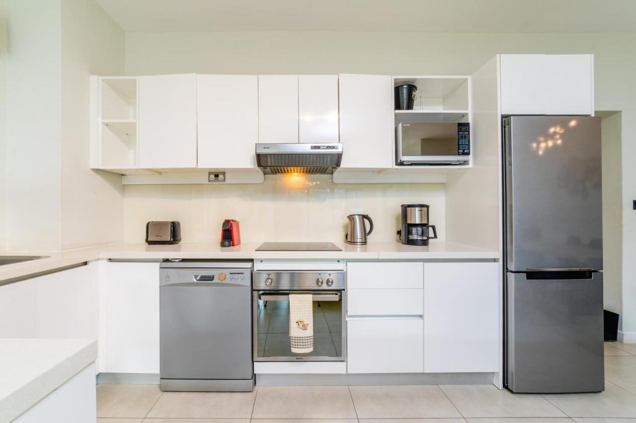 Beachcove Apt No 1 Pereybere Beach Bagian luar foto